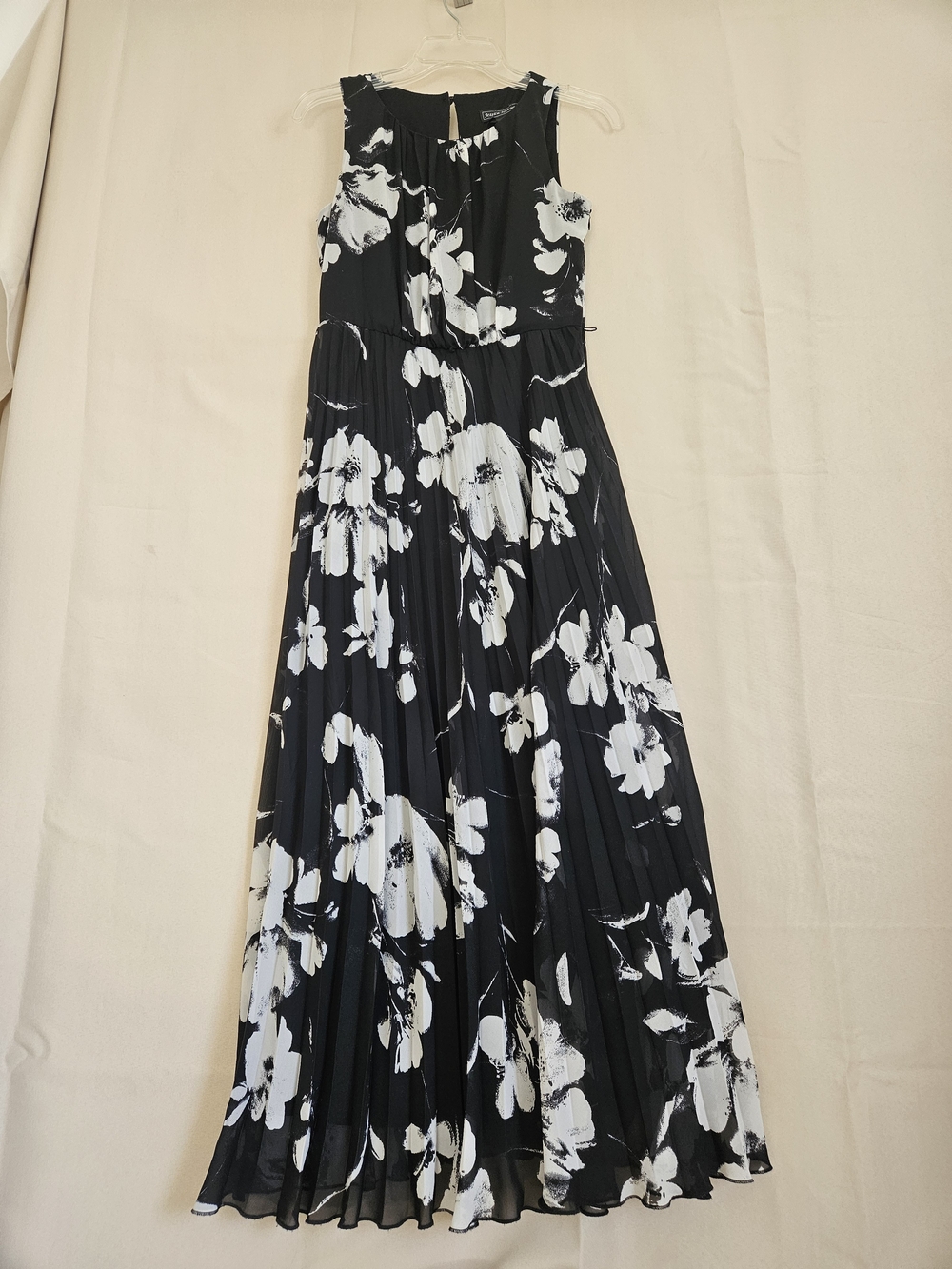 Sleeveless Black Floral Pleated Maxi Dress - Elegant White Flower Print